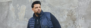 Mand i quiltet vest, strik og jeans fra North Latitude